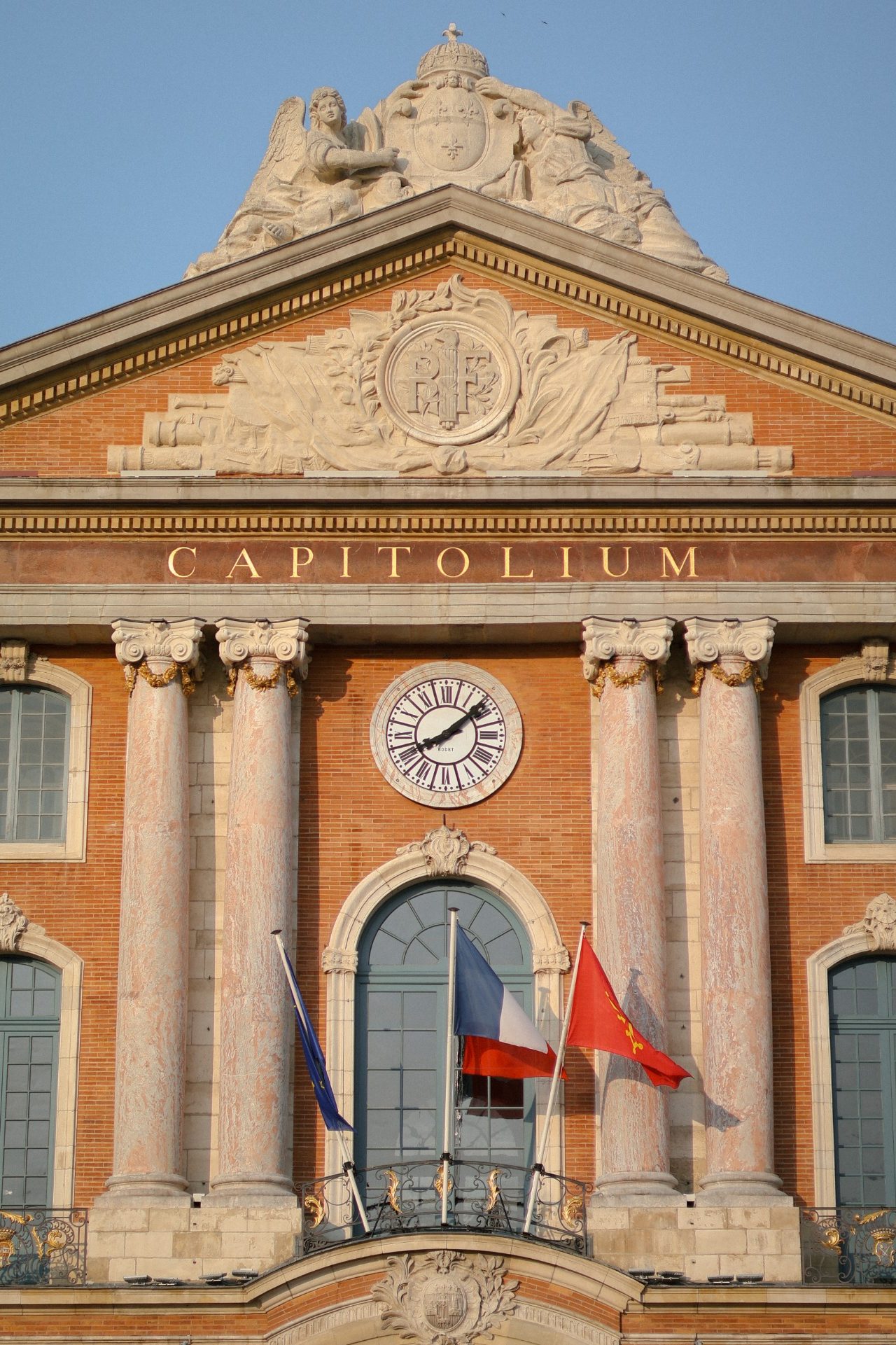 Façade du Capitole de Toulouse au coucher du soleil, architecture emblématique en briques – photographie urbaine Luminéo