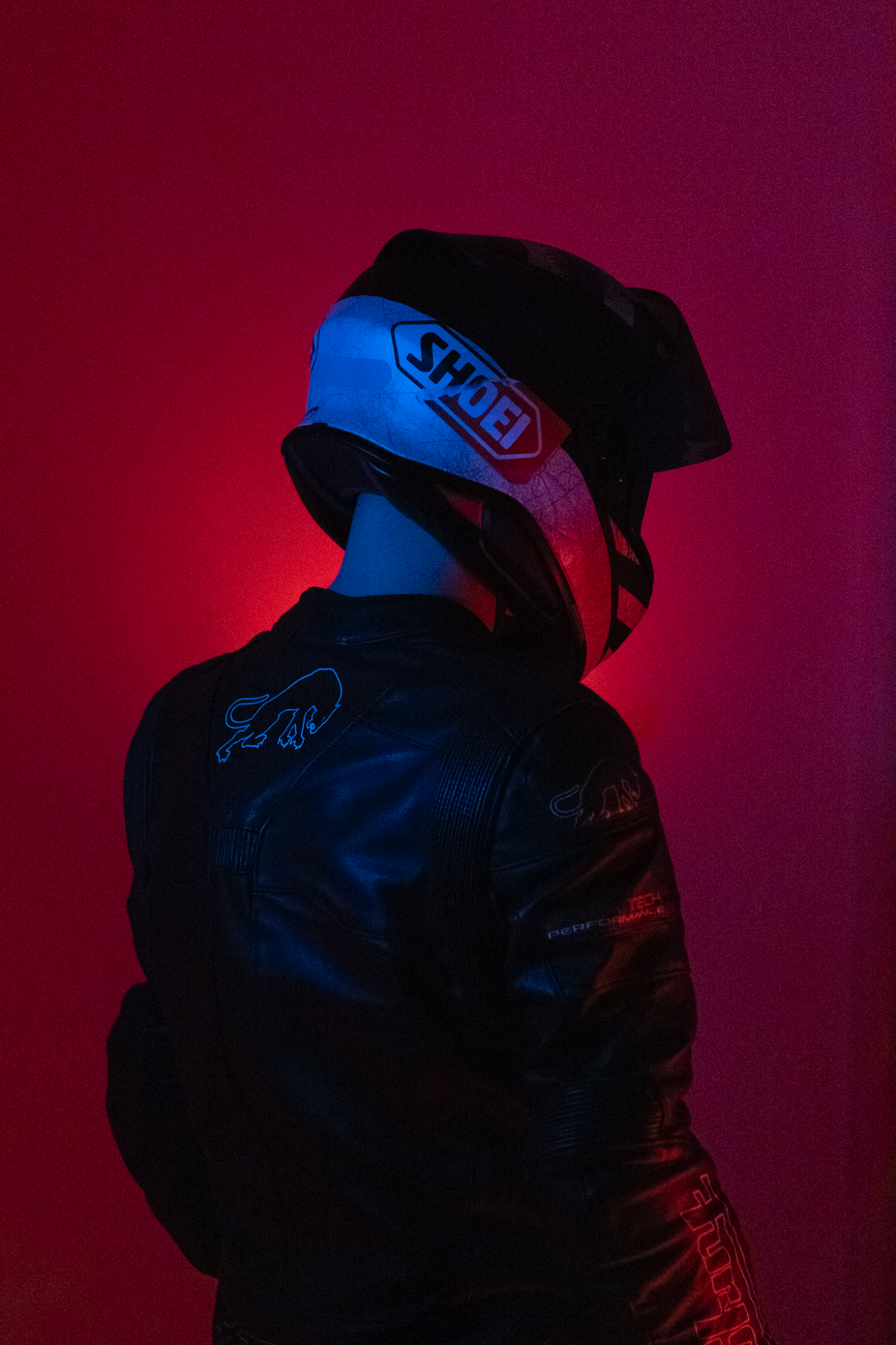 Jeune garçon posé et souriant dans un rayon de soleil à l’intérieur – portrait naturel par Luminéo