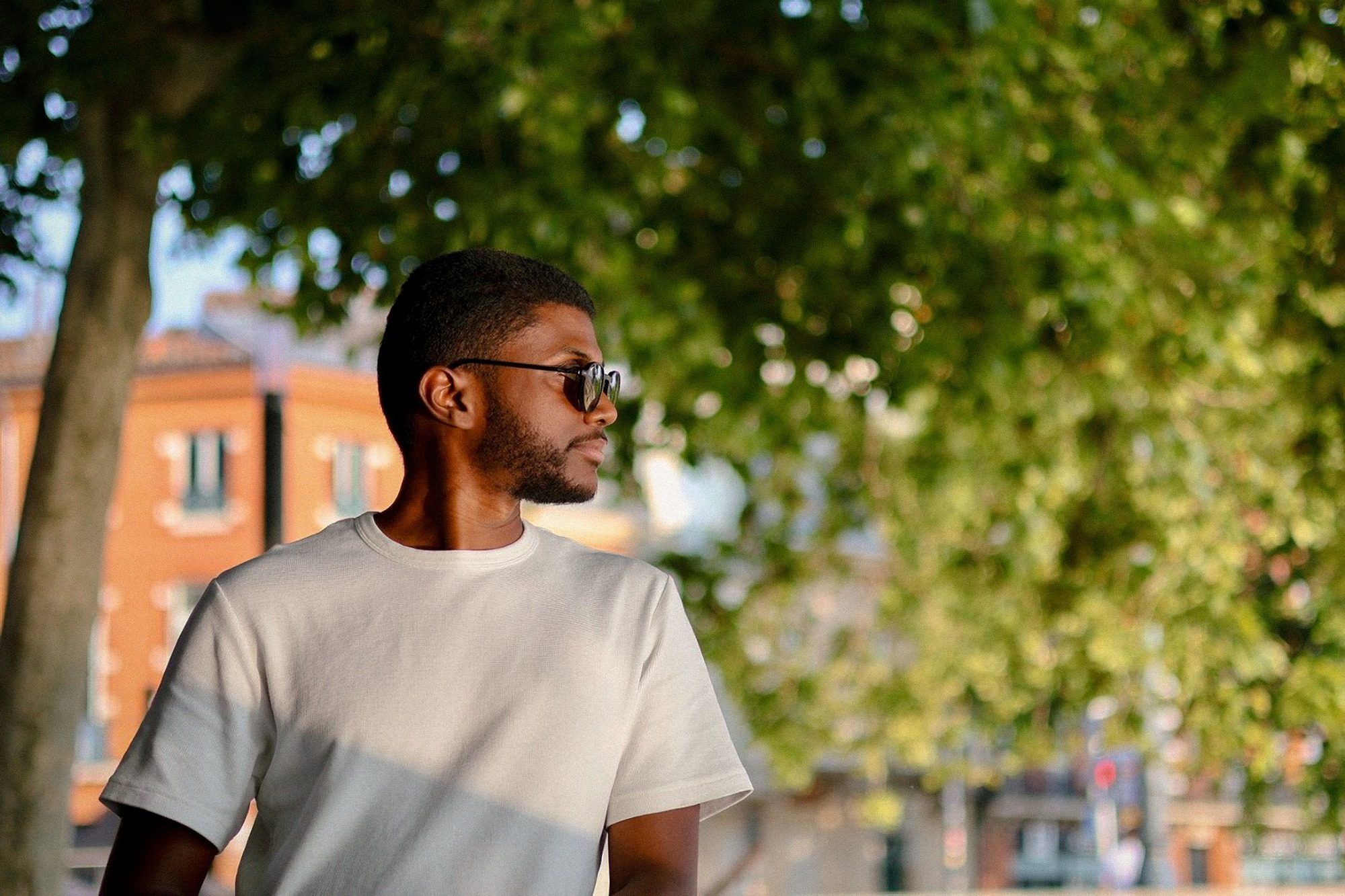 Jeune homme pensif sous une guirlande en hivers en extérieur de nuit – photographie Night shoot par luminéo