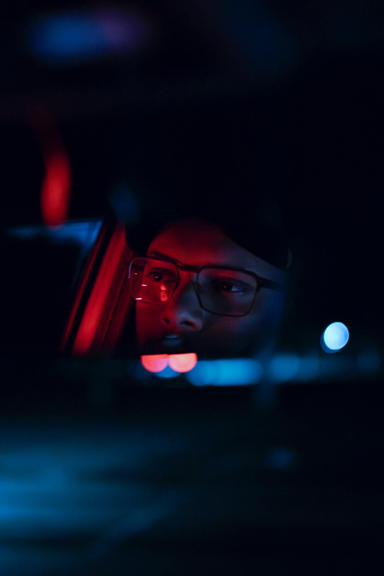 Homme pensif dans sa voiture vue du rétroviseur internet et lumière - photographie Night shoot 
par Luminéo