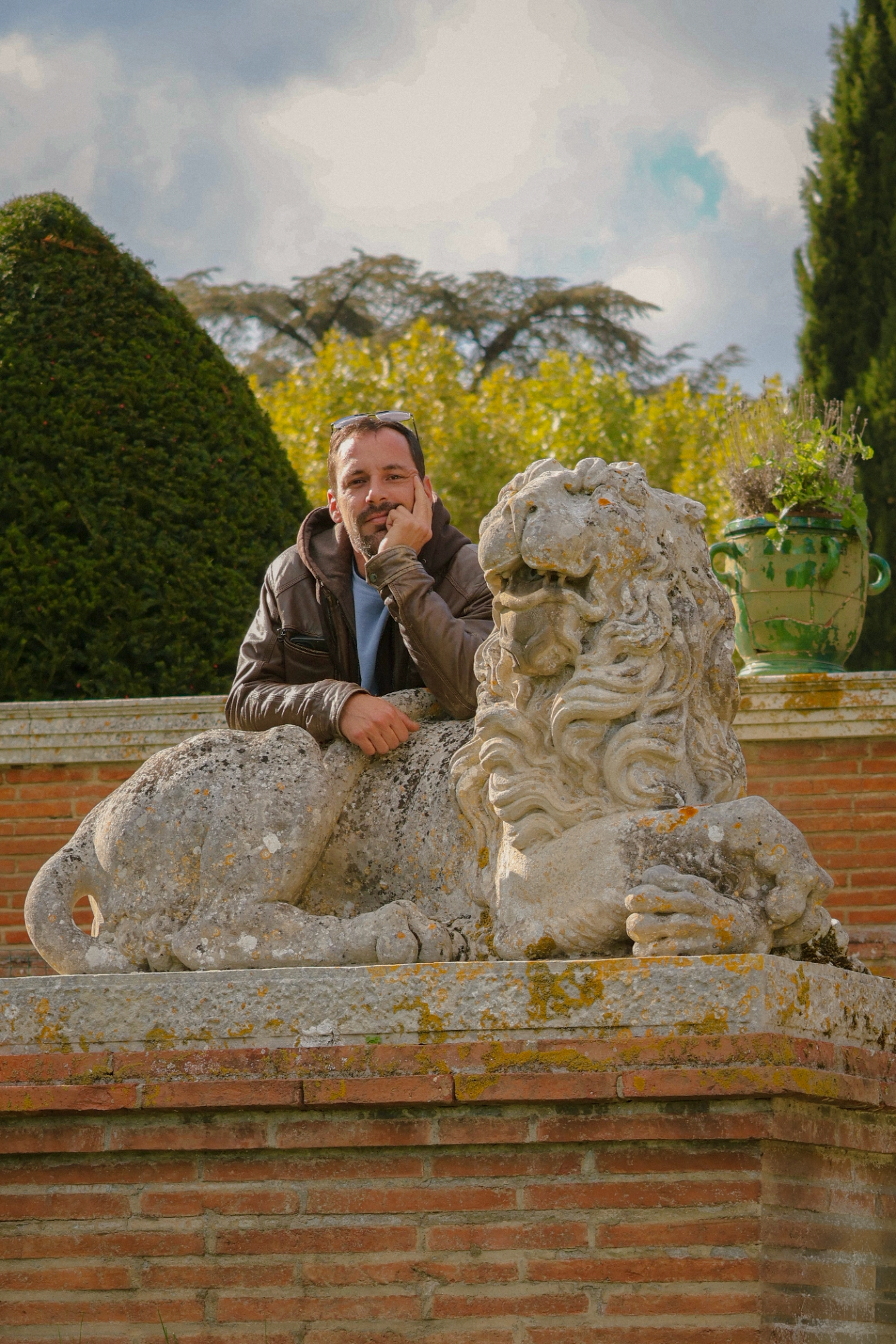 Jeune homme pensif sous une guirlande en hivers en extérieur de nuit – photographie Night shoot par luminéo