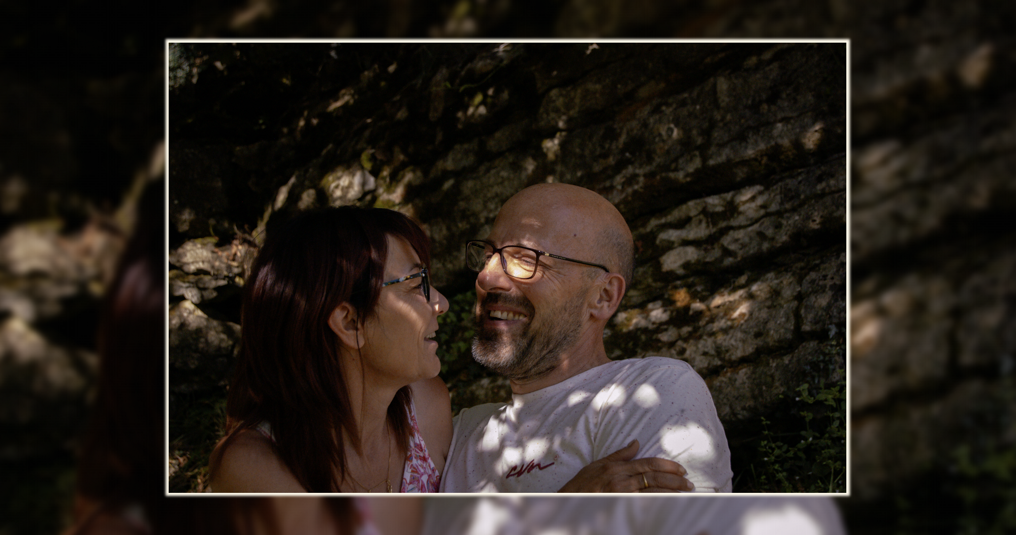 Couple naturel extérieur – Luminéo Couple riant ensemble en extérieur dans un cadre rocheux, photo naturelle et intimiste – Luminéo photographie