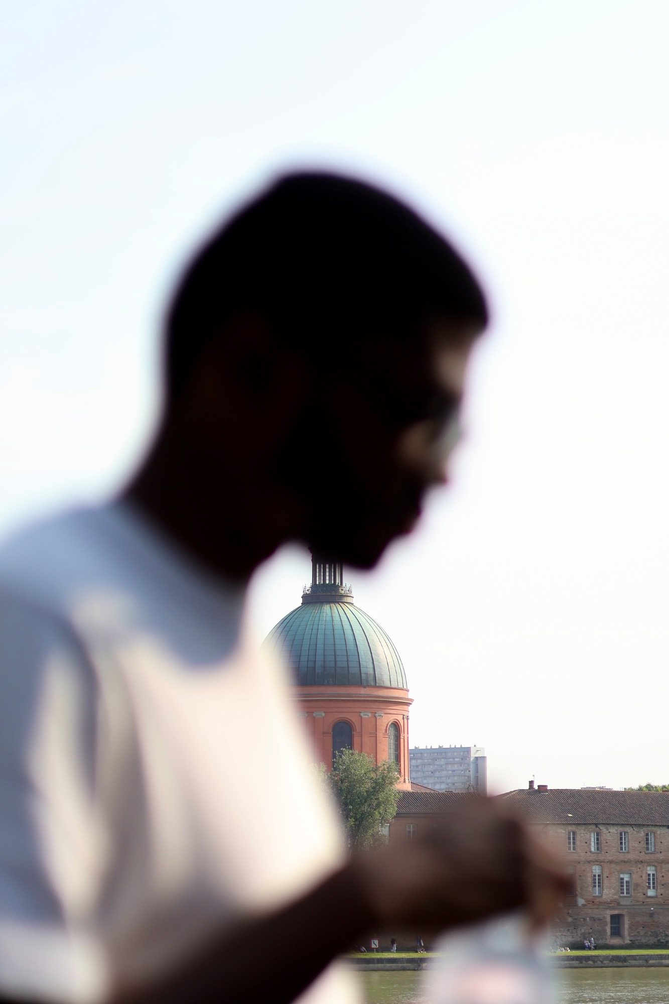 Jeune homme pensif sous une guirlande en hivers en extérieur de nuit – photographie Night shoot par luminéo