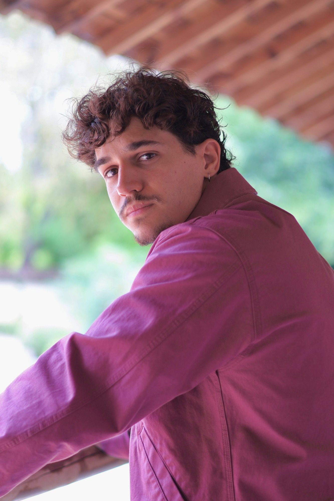 Jeune homme pensif sous une guirlande en hivers en extérieur de nuit – photographie Night shoot par luminéo