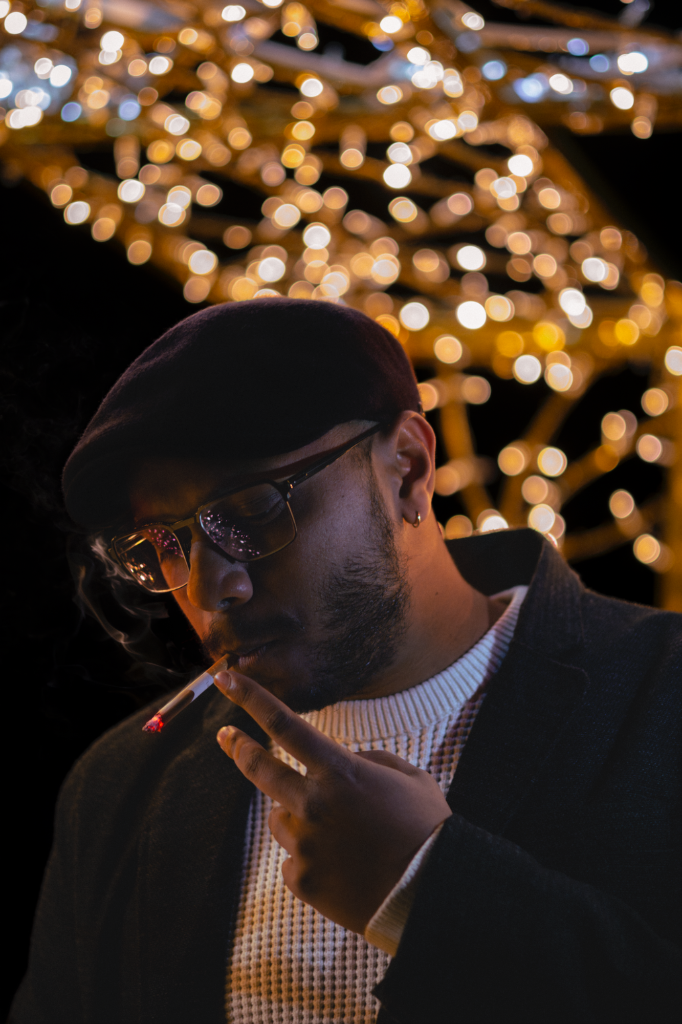 Jeune garçon pensif et qui fume en extérieur de nuit – photographie Night shoot par luminéo