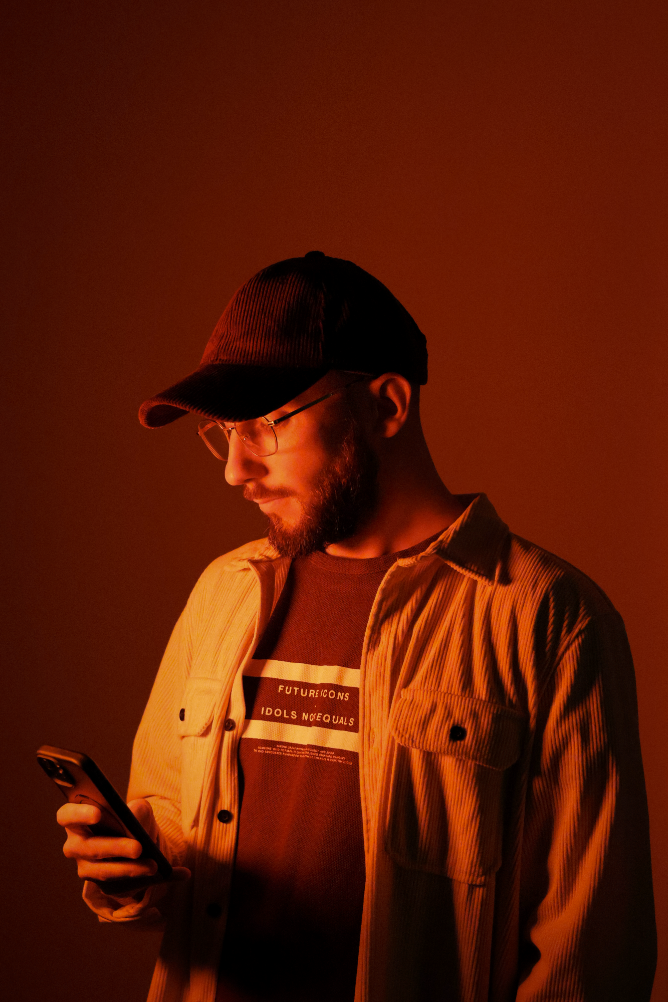 Jeune garçon posé et souriant dans un rayon de soleil à l’intérieur – portrait naturel par Luminéo