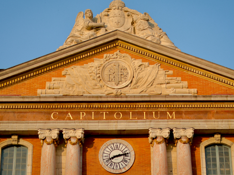 Façade du Capitole de Toulouse au coucher du soleil, architecture emblématique en briques – photographie urbaine Luminéo