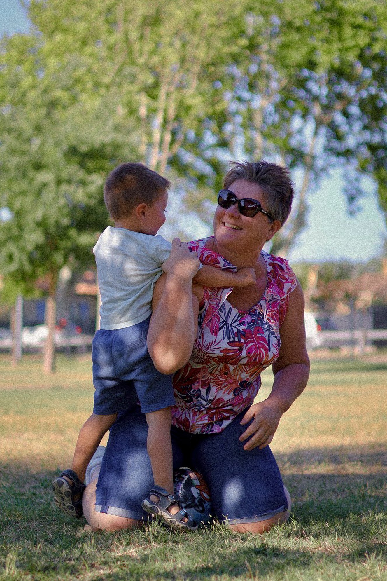 Jeune homme pensif sous une guirlande en hivers en extérieur de nuit – photographie Night shoot par luminéo