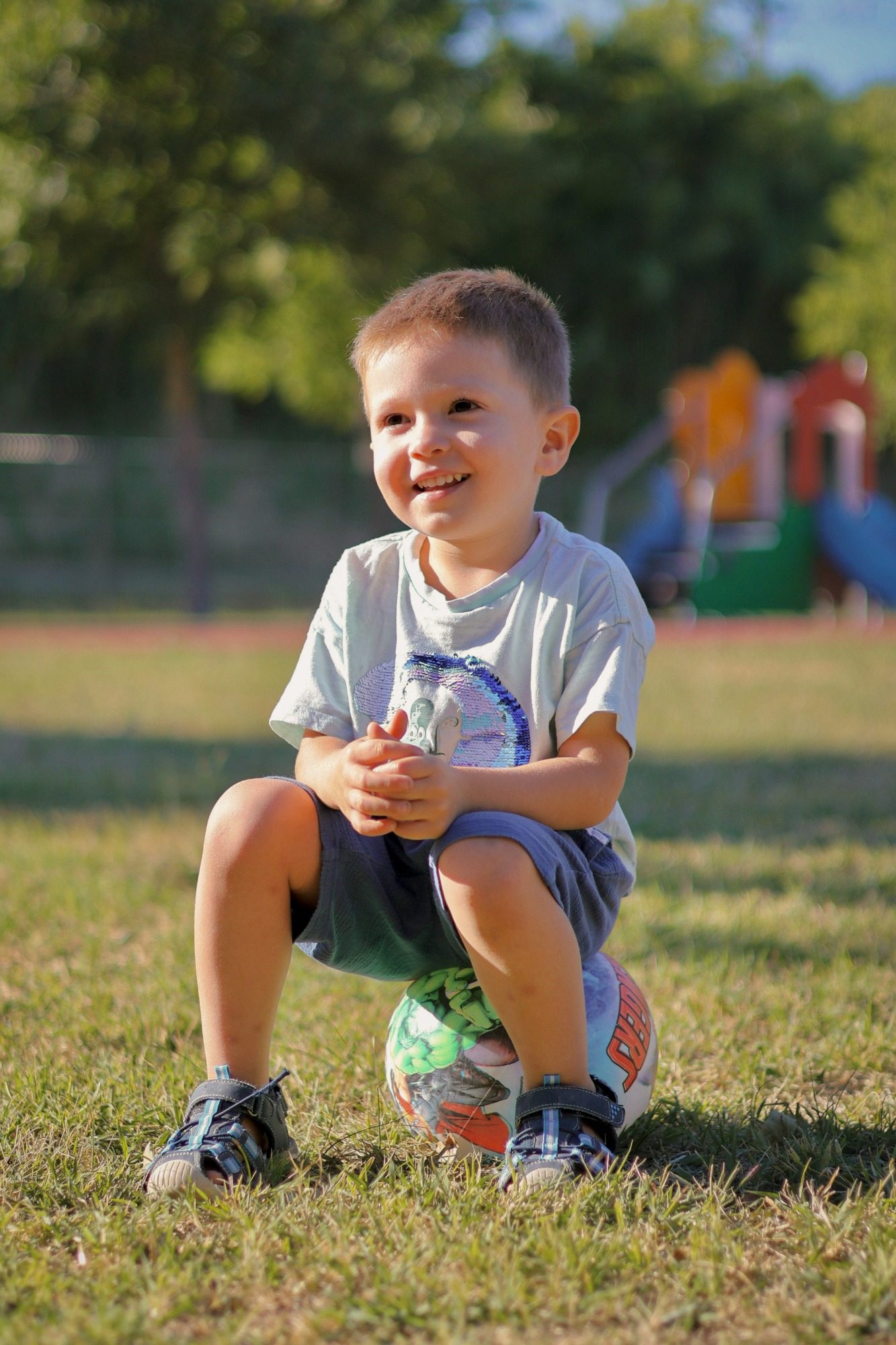 Jeune homme dans un décor musical – photographie Night shoot par luminéo