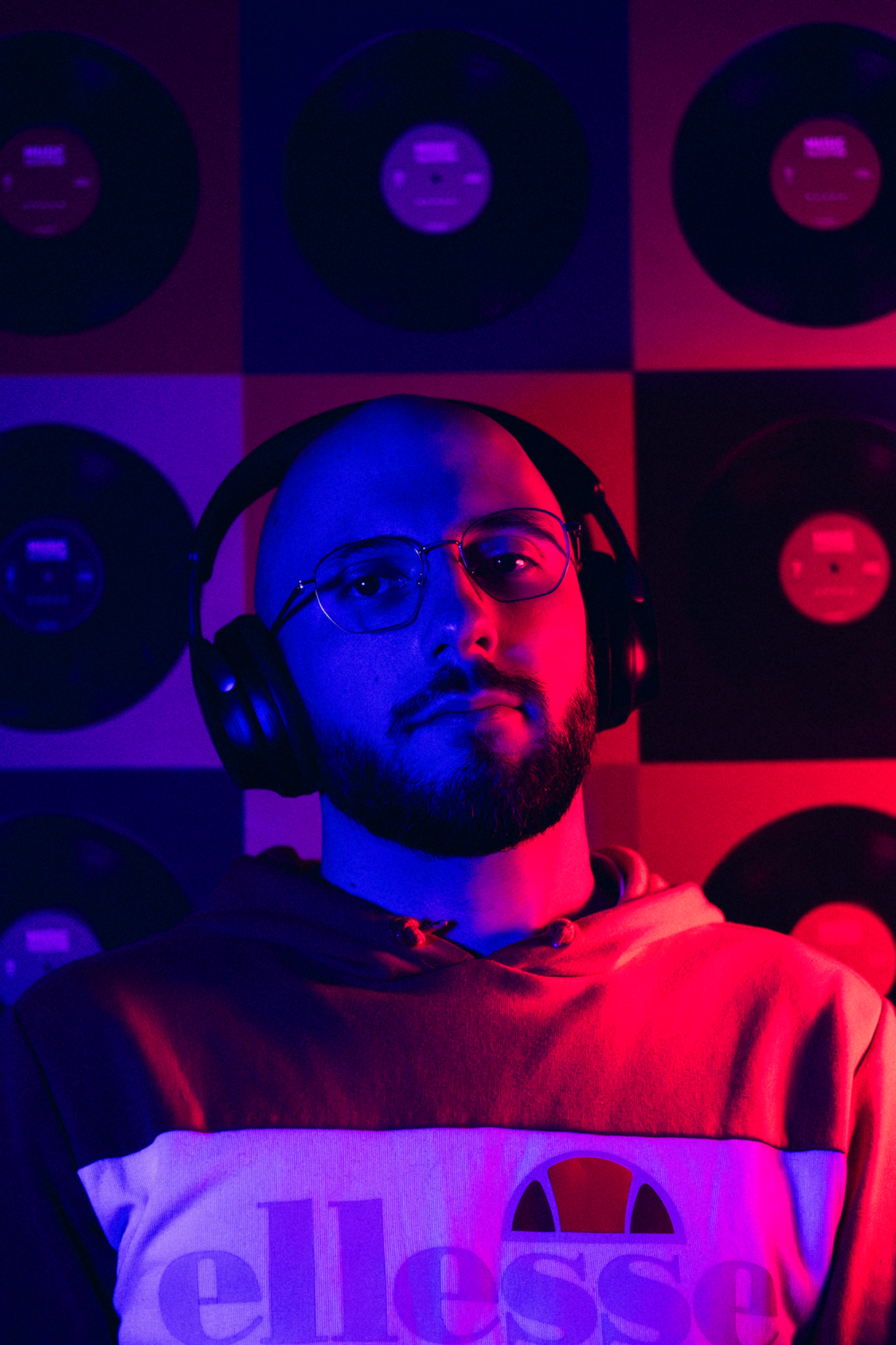 Jeune homme dans un décor musical – photographie Night shoot par luminéo